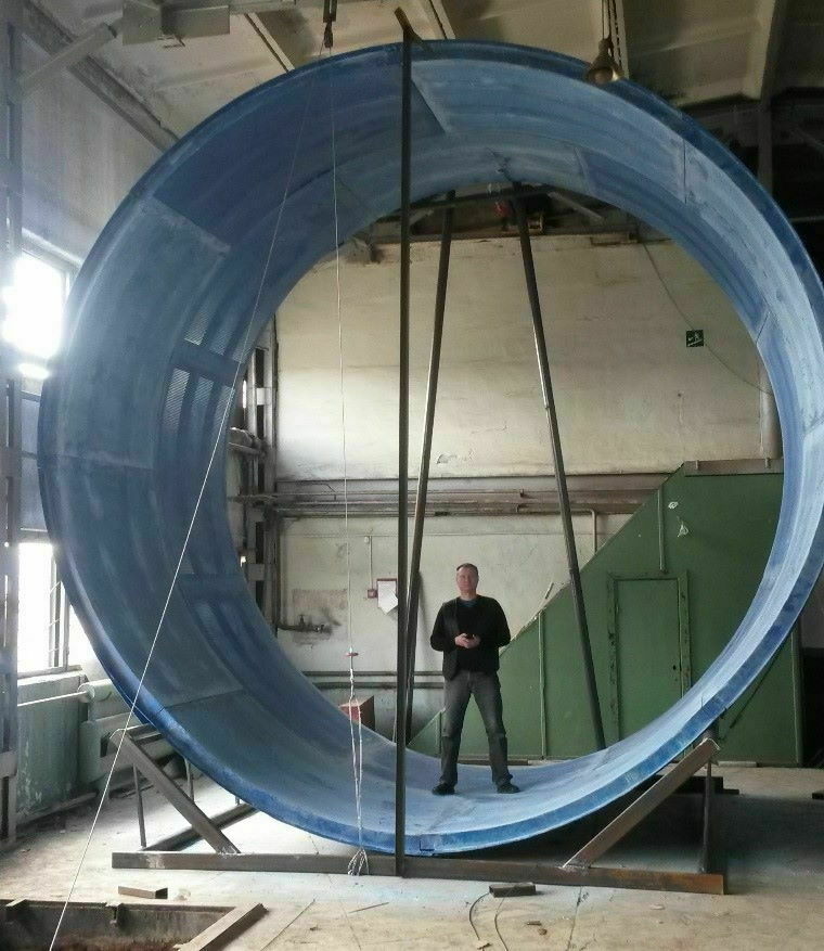 Элемент воздуховода вна туральную величину (диаметр 6 метров) с интегрированной системой шумоглушения. Изготовлен из стеклопластика.